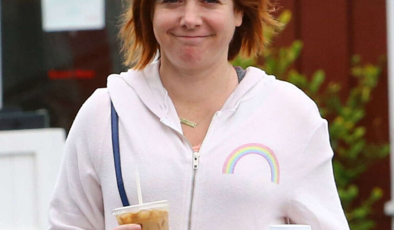 Aalyson Hannigan Out Brentwood (9 photos)