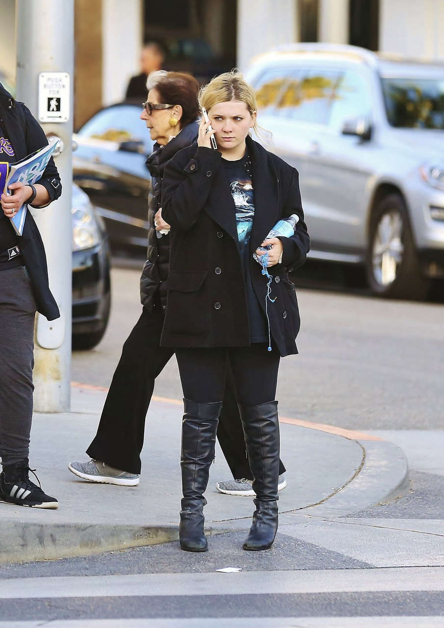 Abigail Breslin Out About Beverly Hills