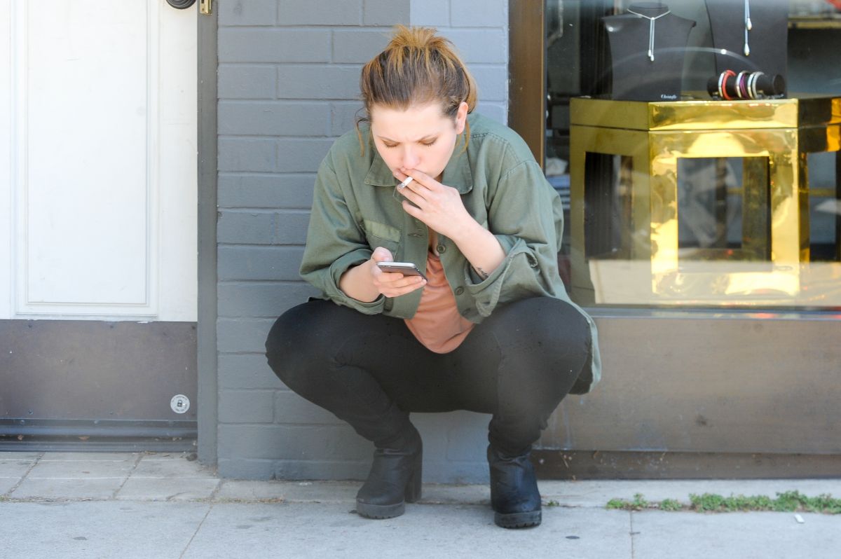 Abigail Breslin Smoking Outside Look West Hollywood
