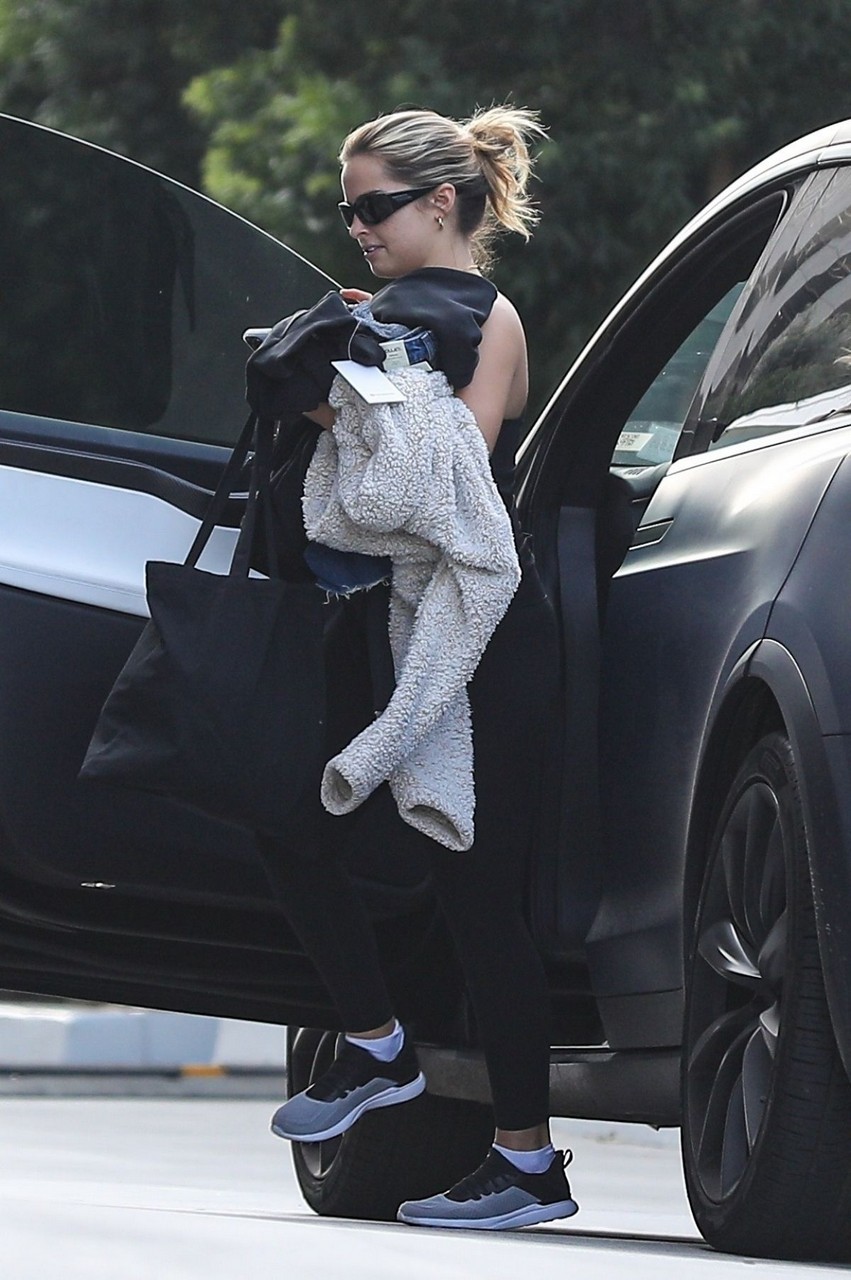 Addison Rae Harry Jowsey Heading Into Her Apartment Beverly Hills