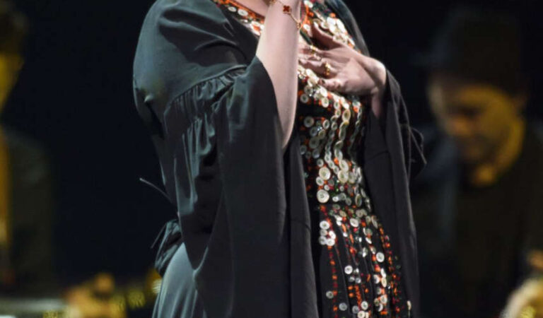 Adele Performs Glastonbury Festival Worthy Farm Glastonbury (18 photos)