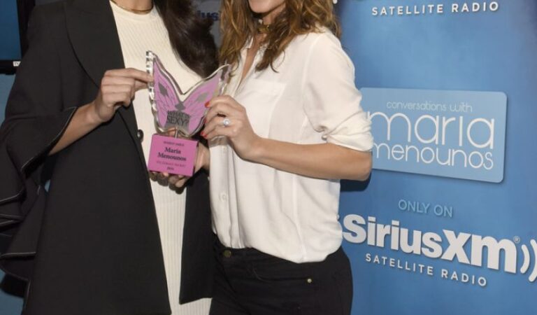 Adriana Lima Giving Maria Menounos An Award Siriusxm Studios Los Angeles (10 photos)