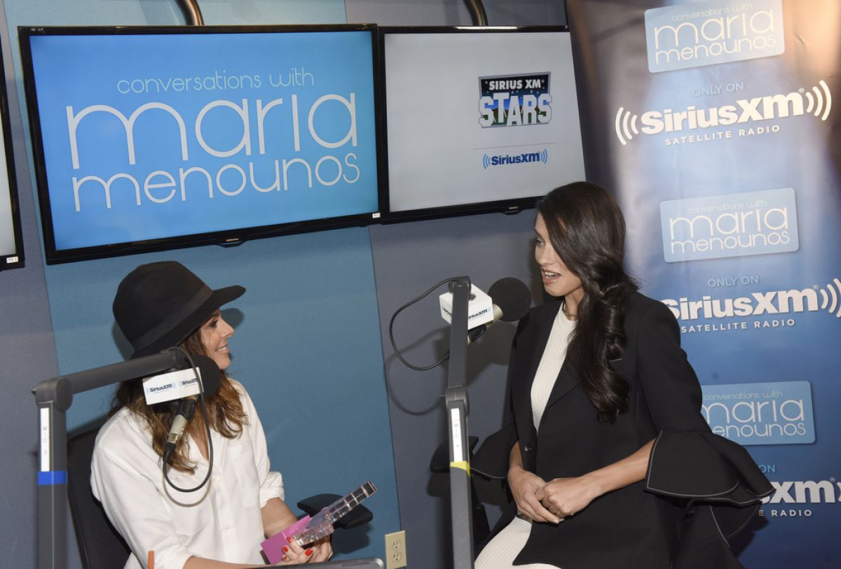 Adriana Lima Giving Maria Menounos An Award Siriusxm Studios Los Angeles