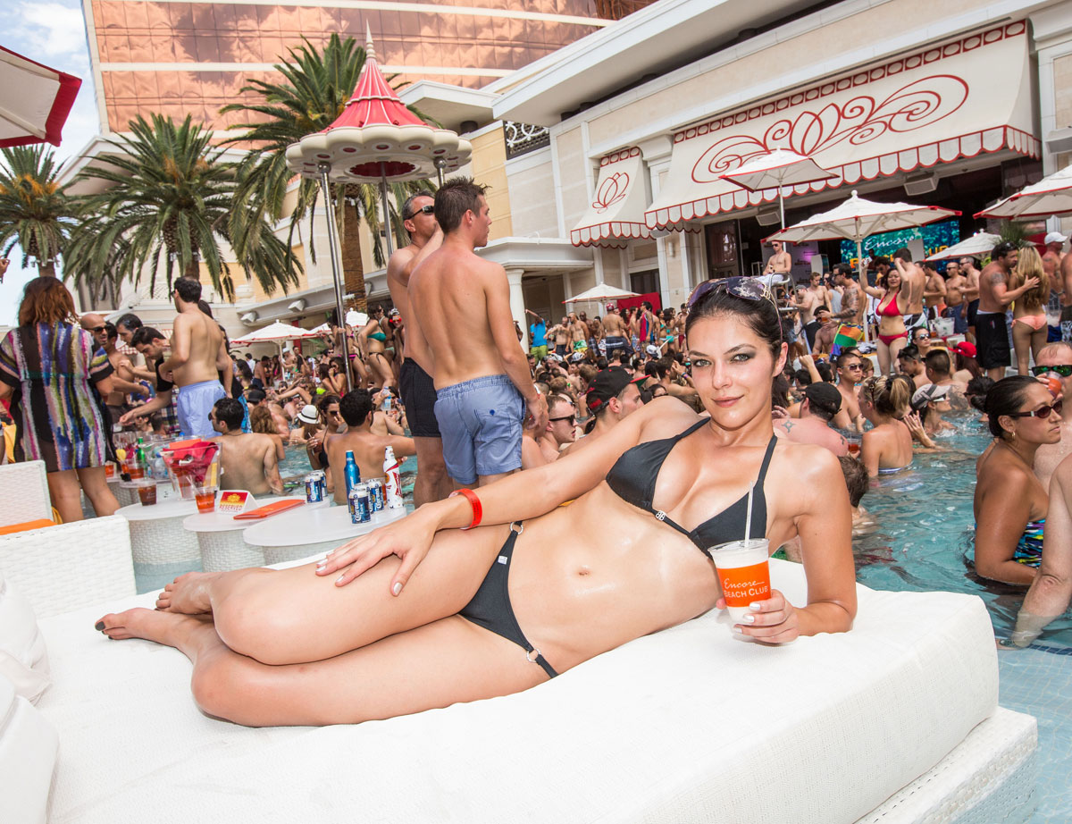 Adrianne Curry Bikini Celebrates Her 30th Birthdayat Encore Beach Club Las Vegas