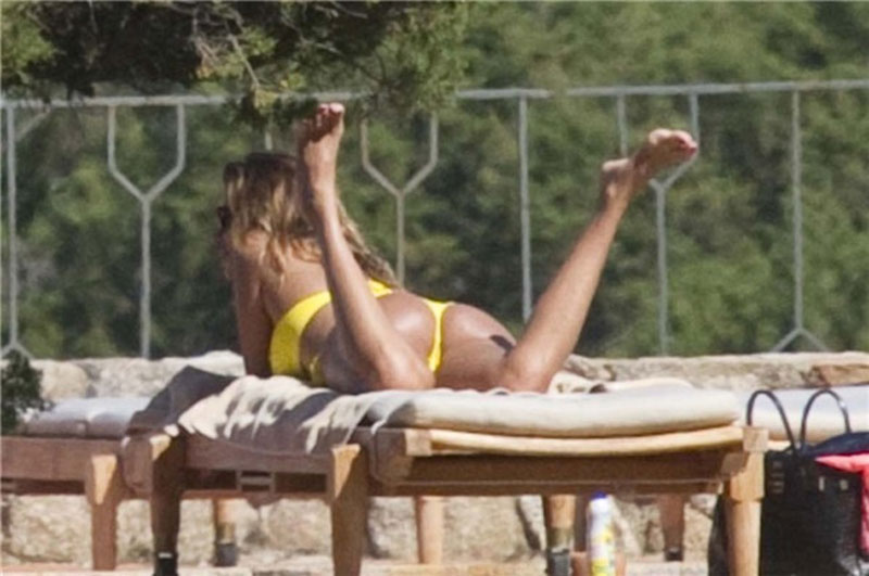 Aida Yespica Yellow Bikini Beach Sardinia