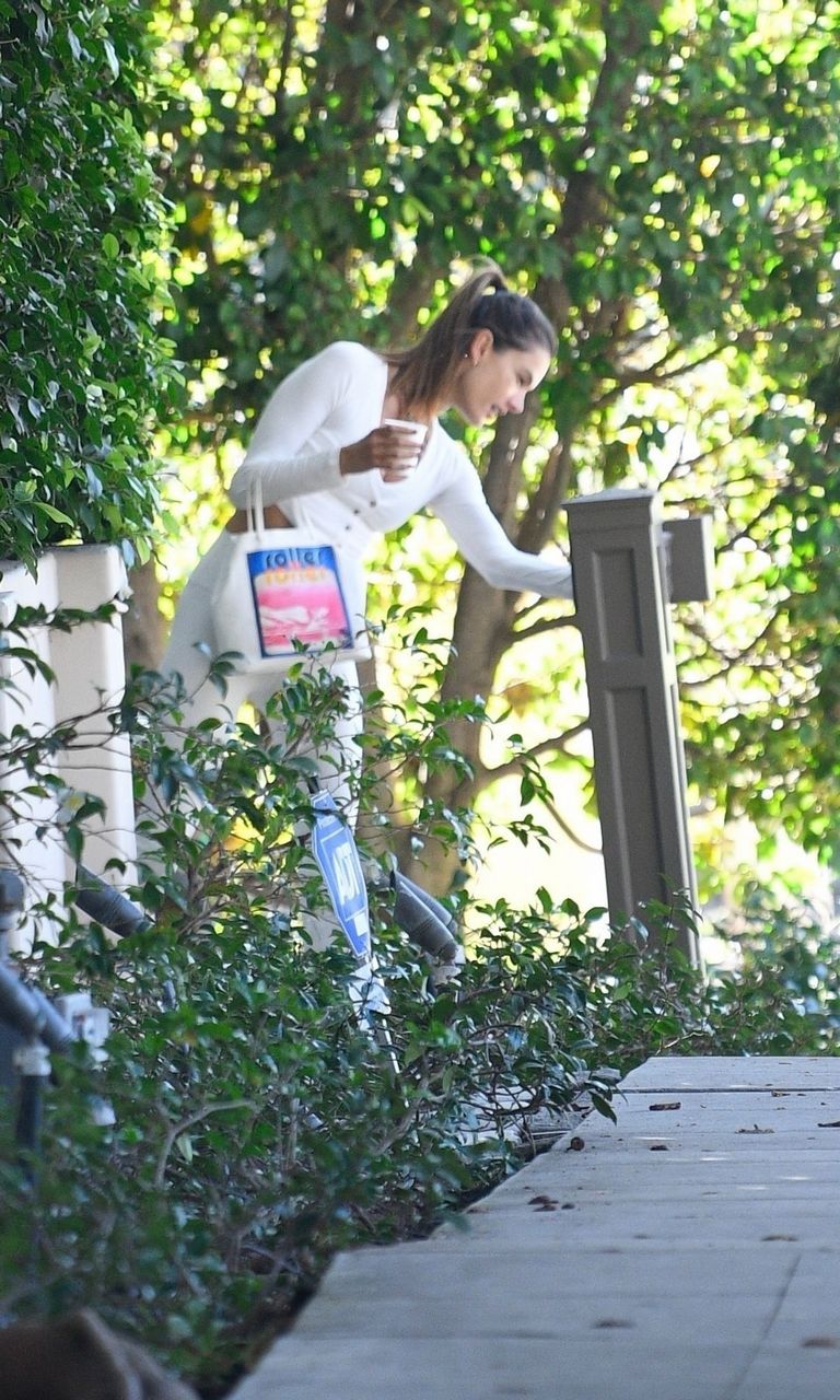 Alessandra Ambrosio Arrives Her Home Brentwood