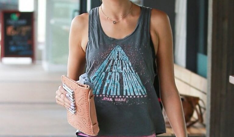 Alessandra Ambrosio Arrives Soulcycle Brentwood (11 photos)