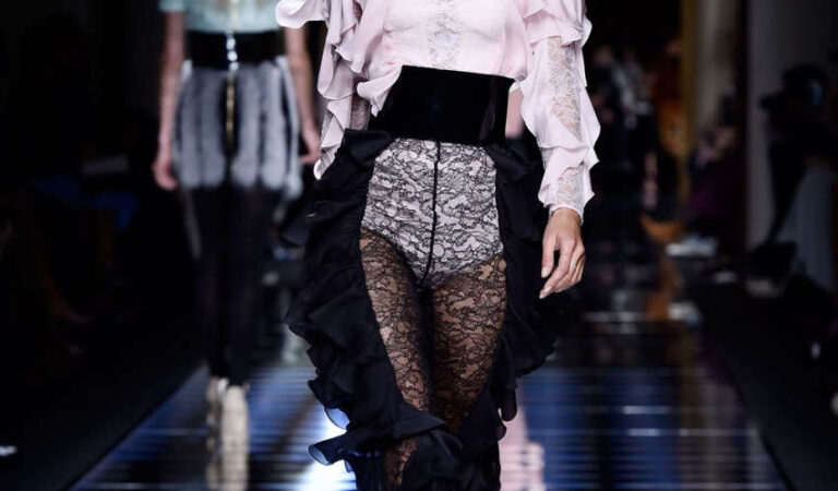 Alessandra Ambrosio Balmani Fashion Show Paris (2 photos)