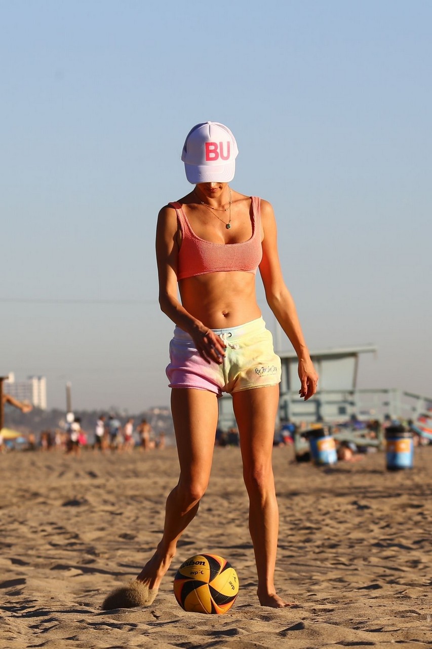 Alessandra Ambrosio Playing Beach Volleyball Ia Beach Santa Monica