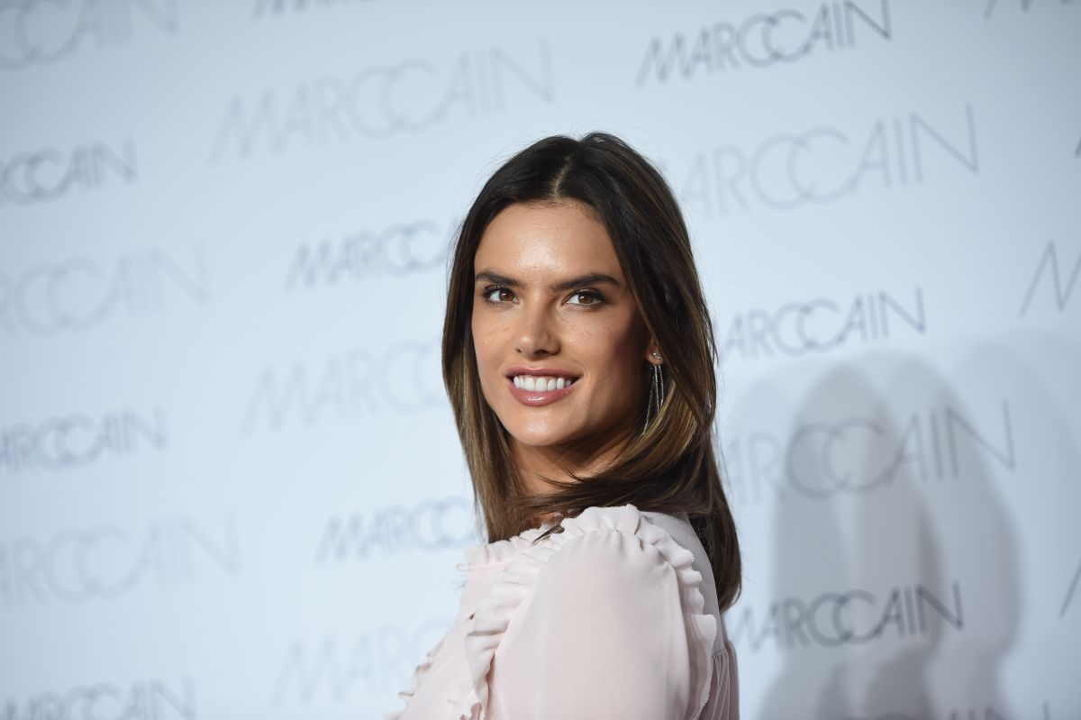 Alessandra Ambrosio Presentation Of Spring Summer 2017 Collection Of Mac Cain
