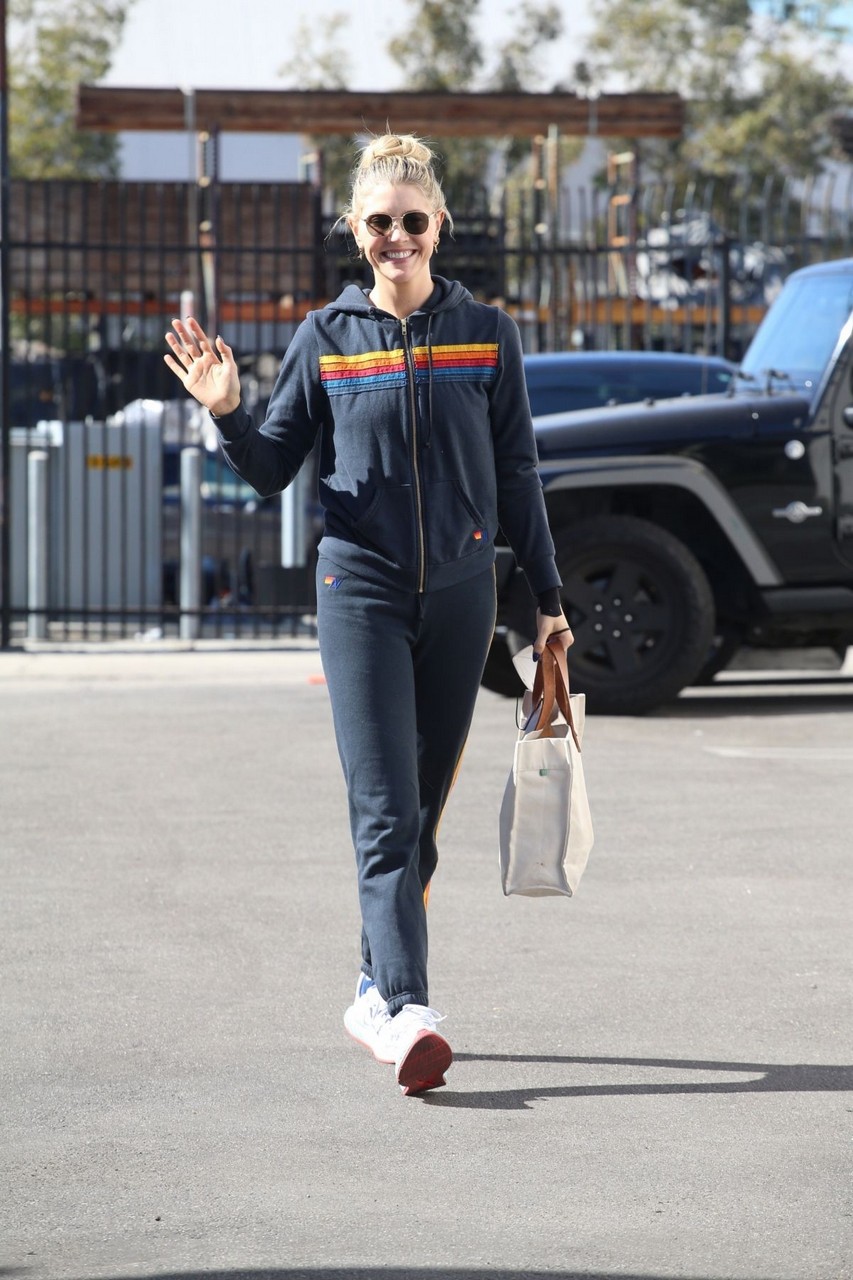 Amanda Kloots Arrives Dancing With Stars Rehearsal Studio Los Angeles