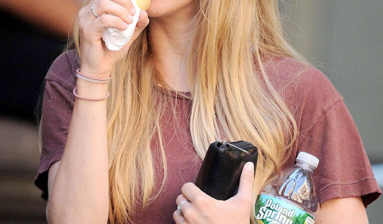 Amanda Seyfried Tight Leggings Eats An Ice Cream Cone (6 photos)