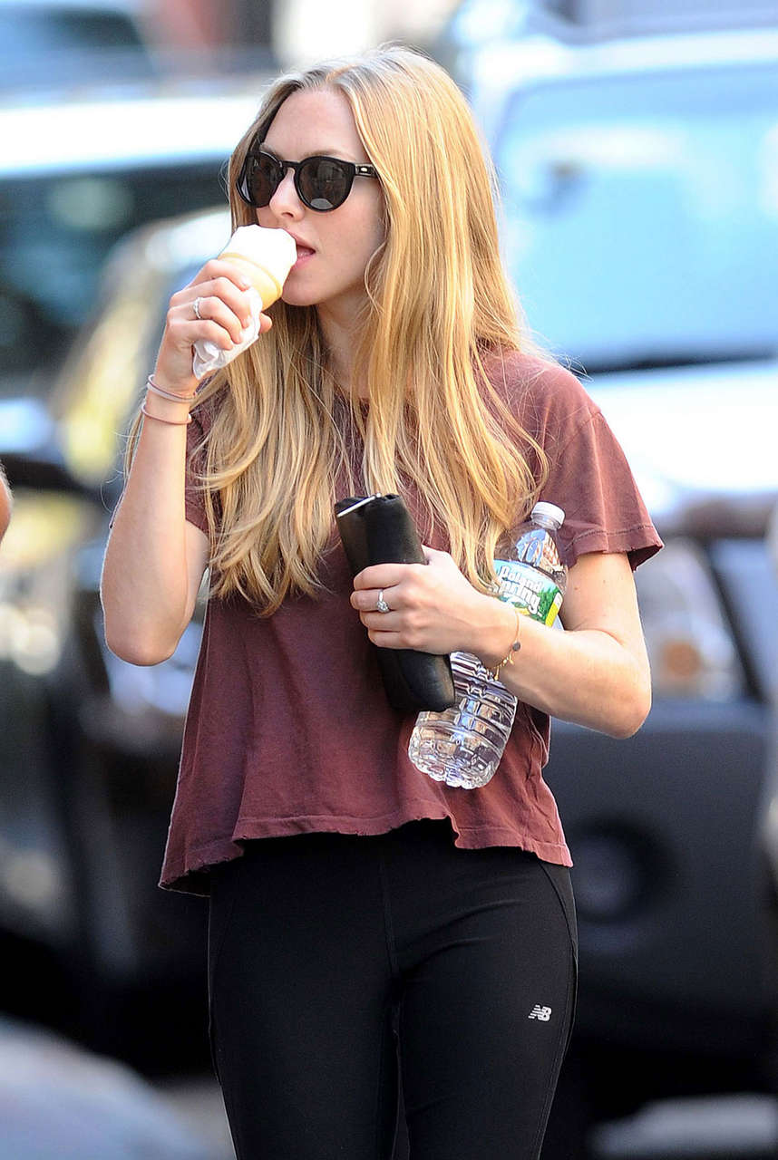 Amanda Seyfried Tight Leggings Eats An Ice Cream Cone