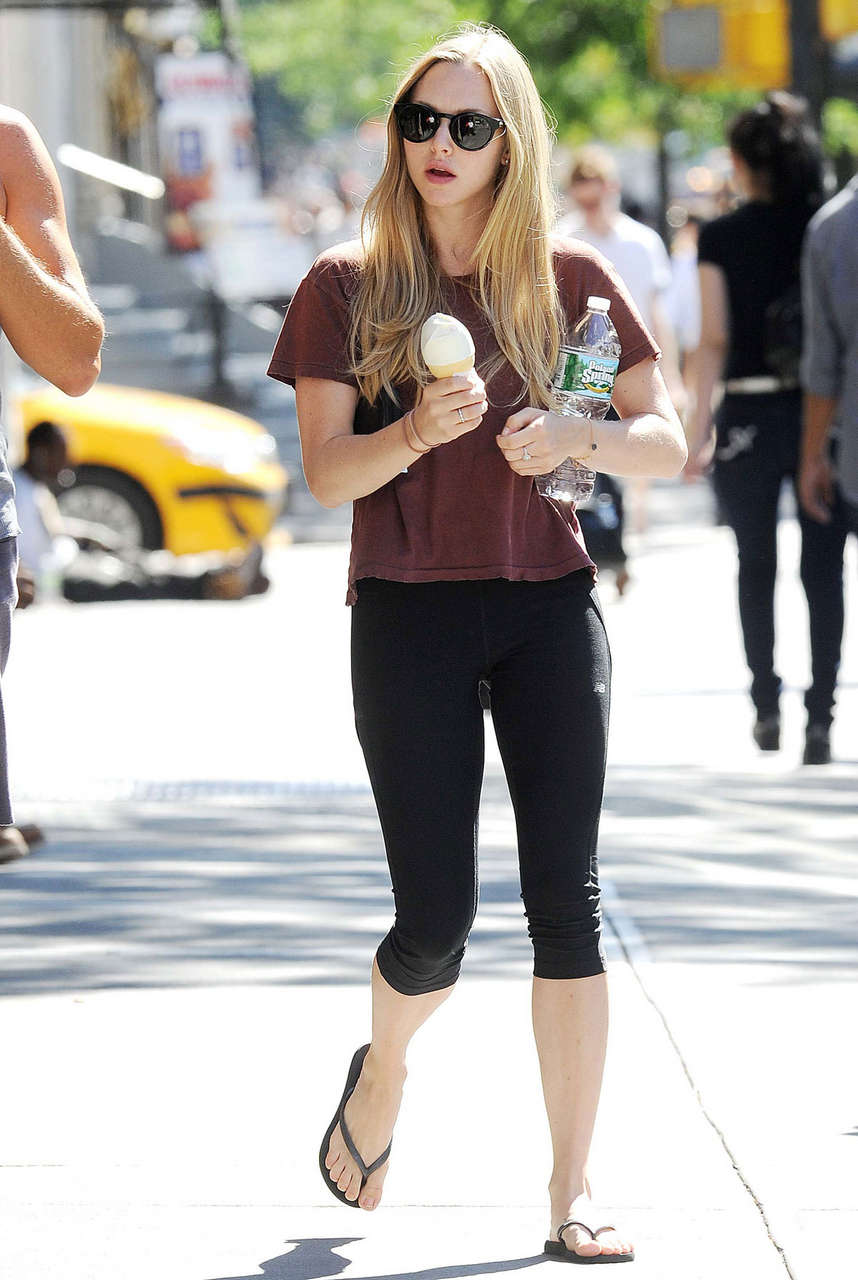 Amanda Seyfried Tight Leggings Eats An Ice Cream Cone