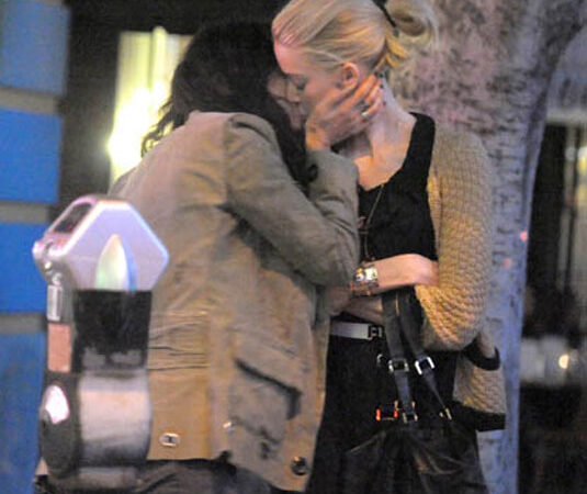 Amber Heard Kissing With Girl Los Feliz (3 photos)
