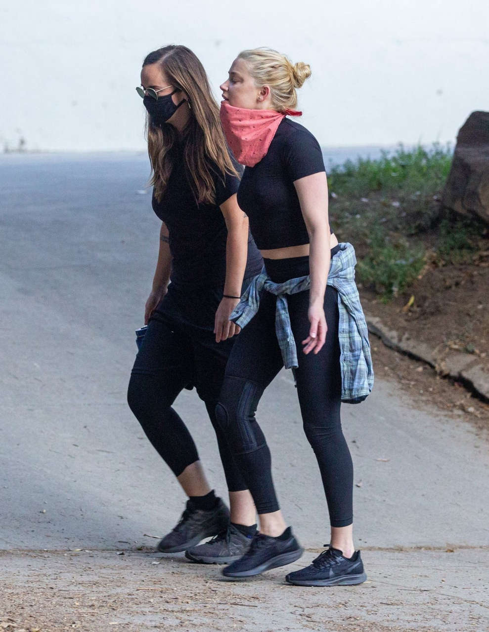 Amber Heard Out Hiking With Friend Griffith Park Los Angeles