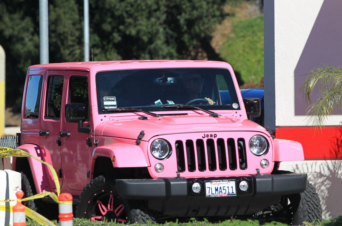 Amber Rose Her Pink Jeep Driving Around Los Angeles