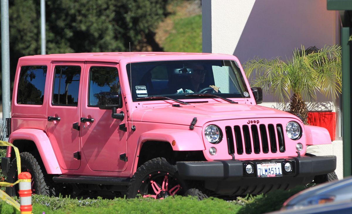 Amber Rose Her Pink Jeep Driving Around Los Angeles
