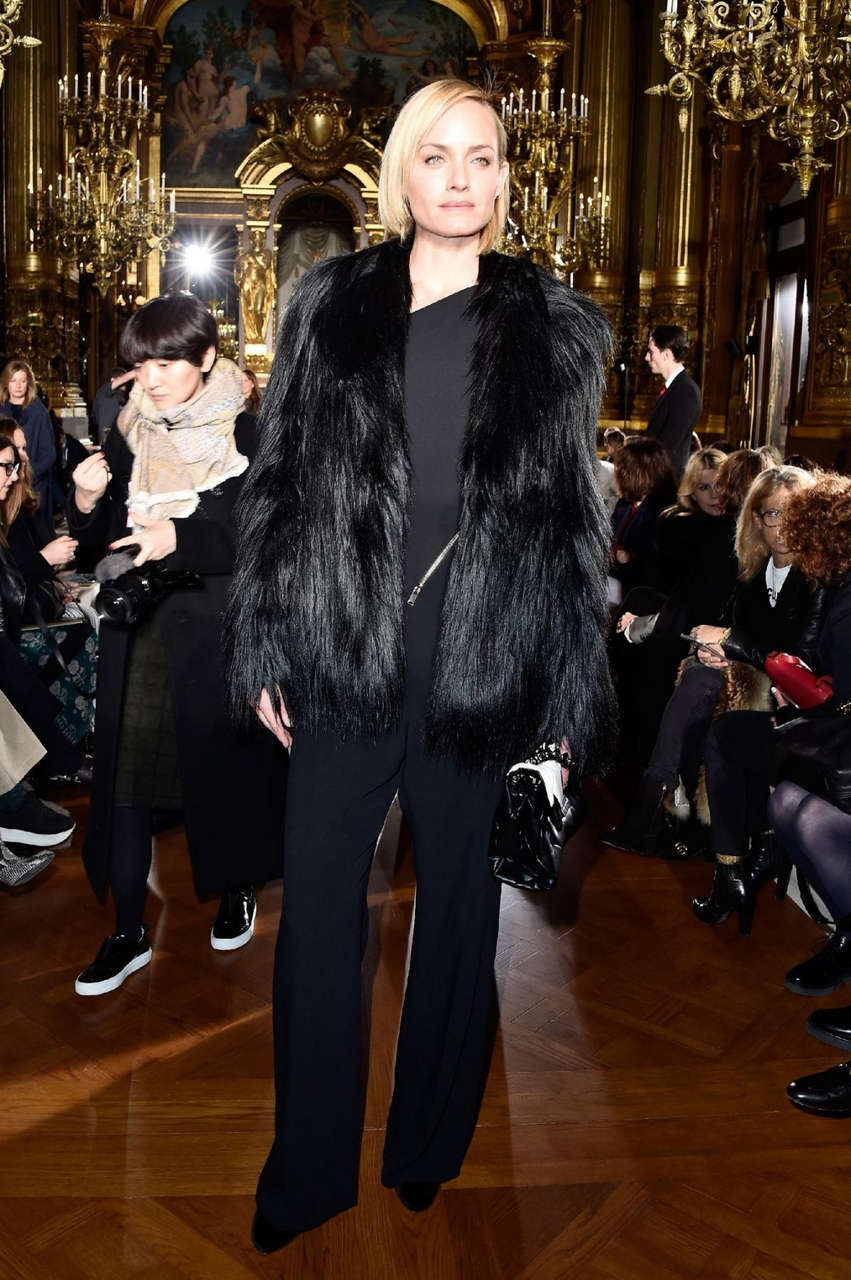 Amber Valletta Stella Mccartney Fashion Show Paris