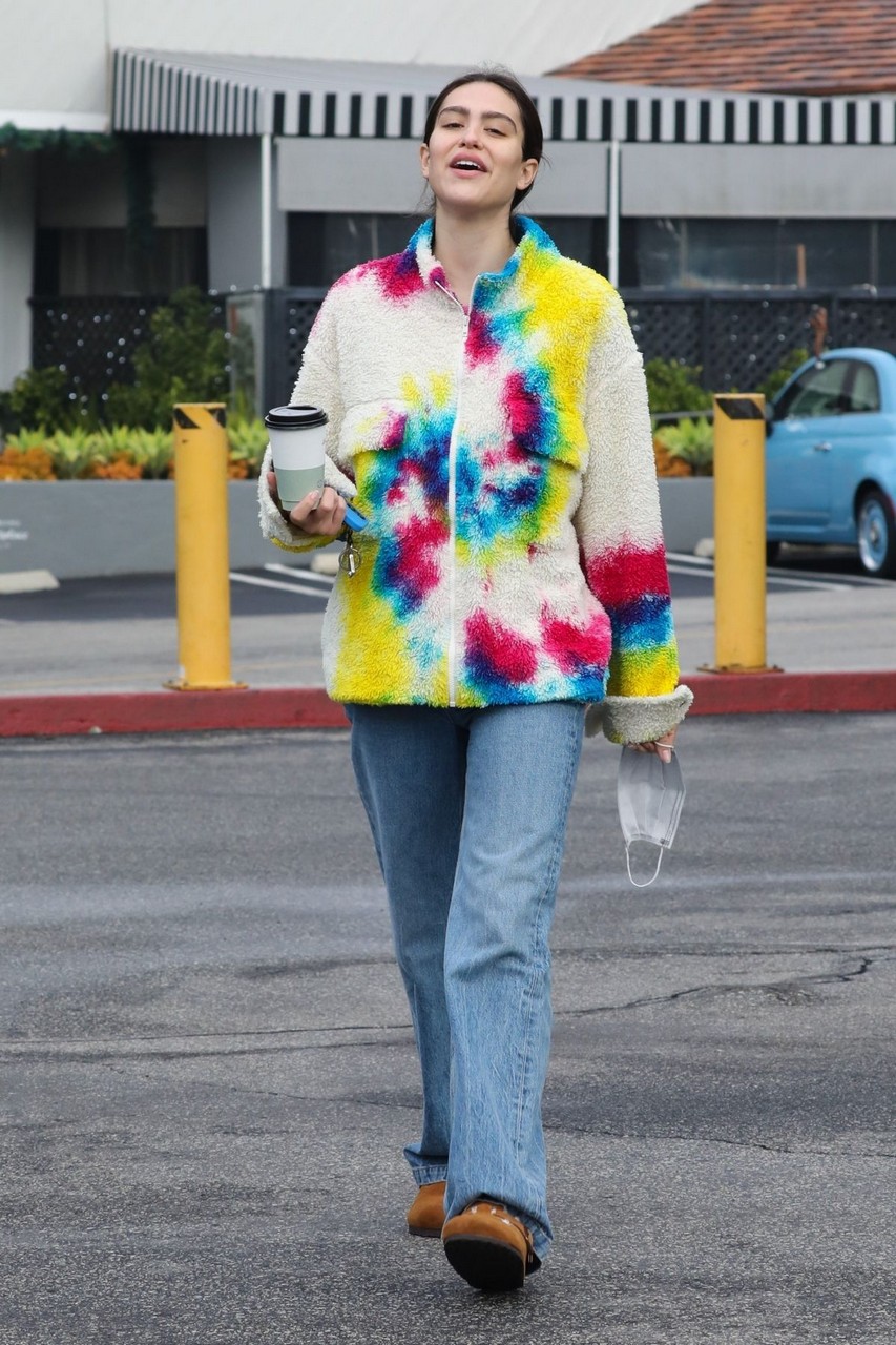 Amelia Hamlin Out For Coffee Bel Air