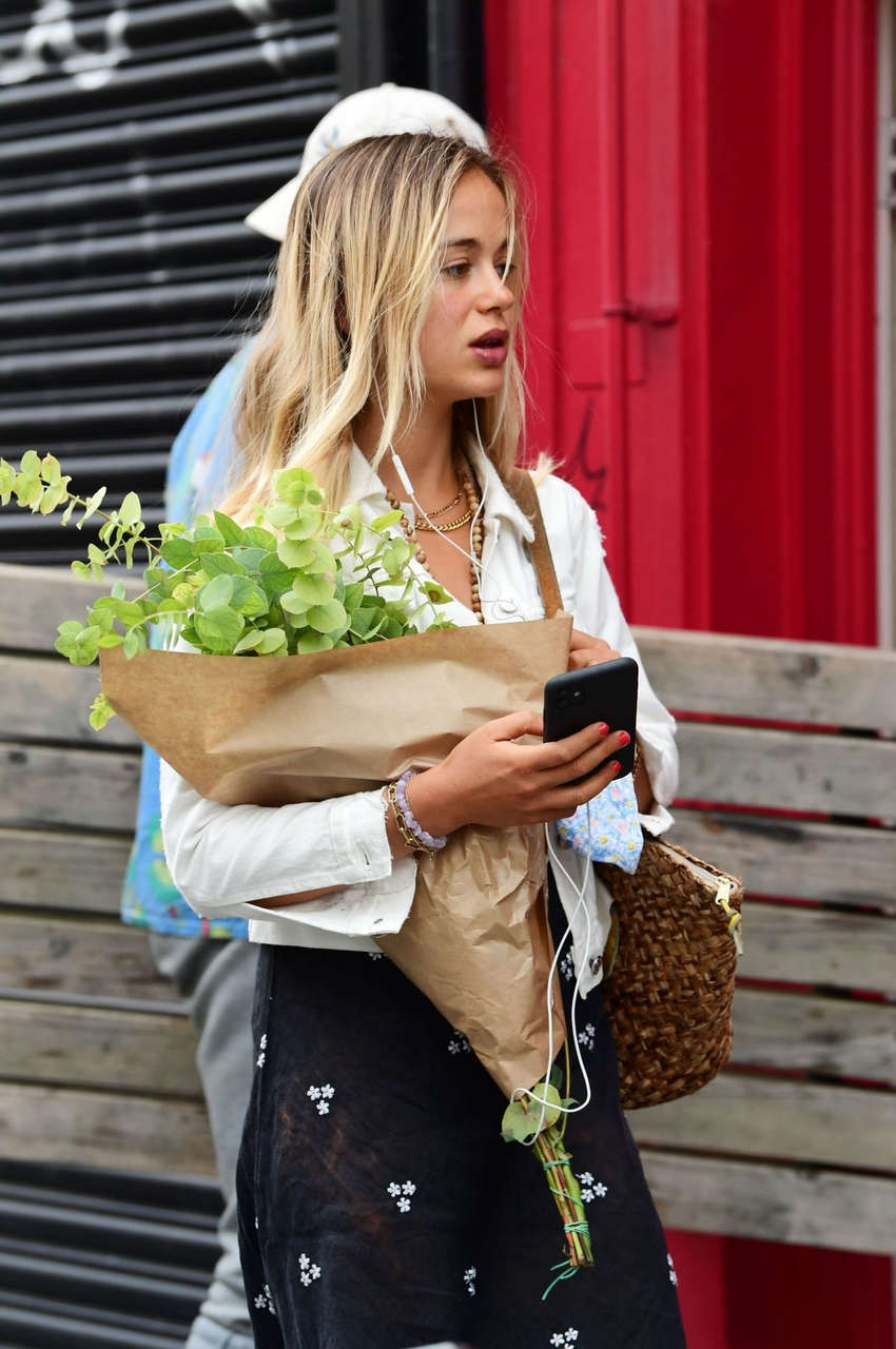 Amelia Windsor Buying Flowers Out London