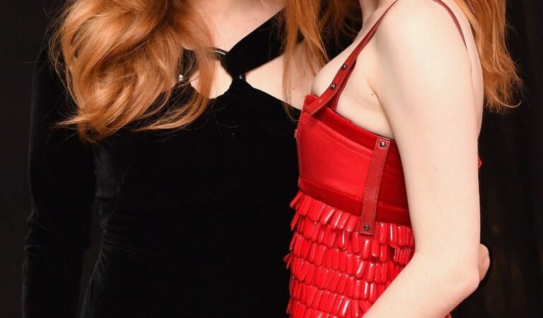 Amy Adams And Ellie Bamber Hot (1 photo)