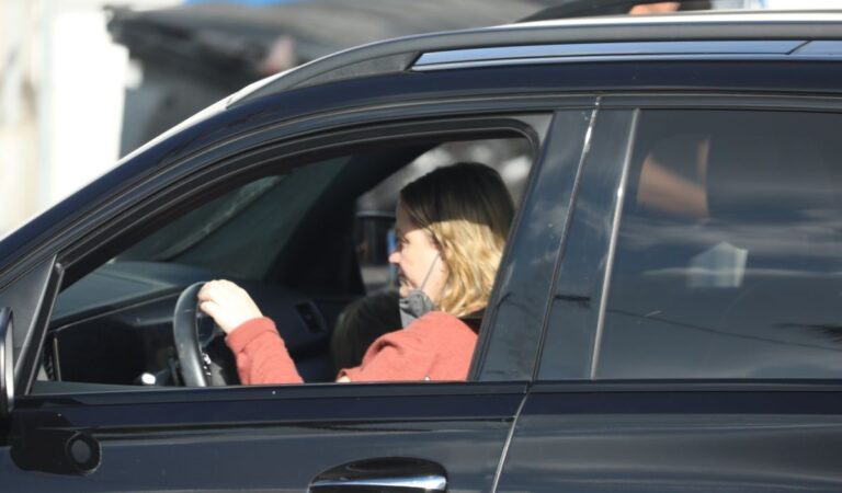 Amy Poehler Covid Test Drive Thru Booth Los Angeles (7 photos)