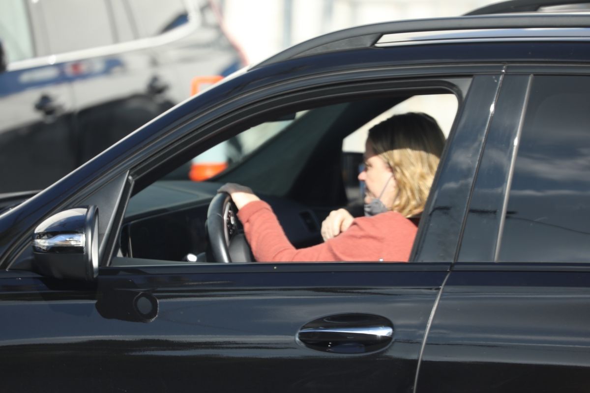 Amy Poehler Covid Test Drive Thru Booth Los Angeles