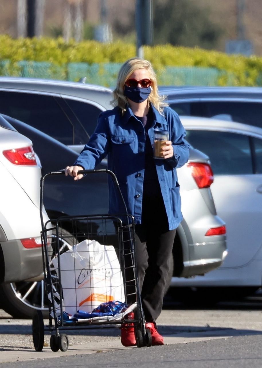 Amy Poehler Heading To Farmers Market Beverly Hills