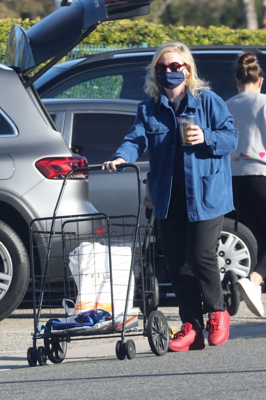 Amy Poehler Heading To Farmers Market Beverly Hills