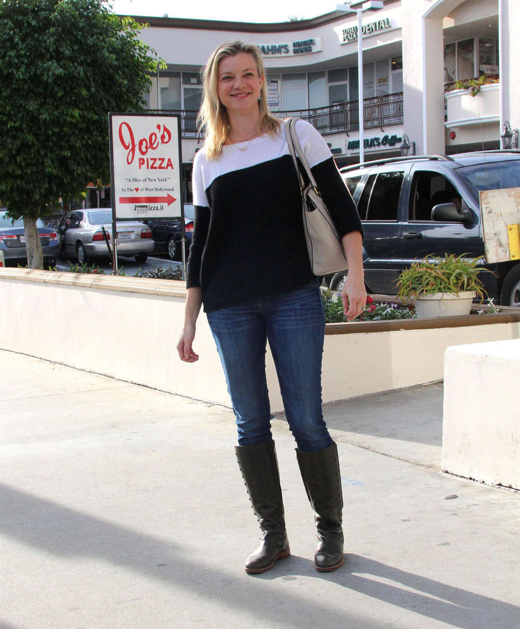 Amy Smart Leaves Fedex Office West Hollywood