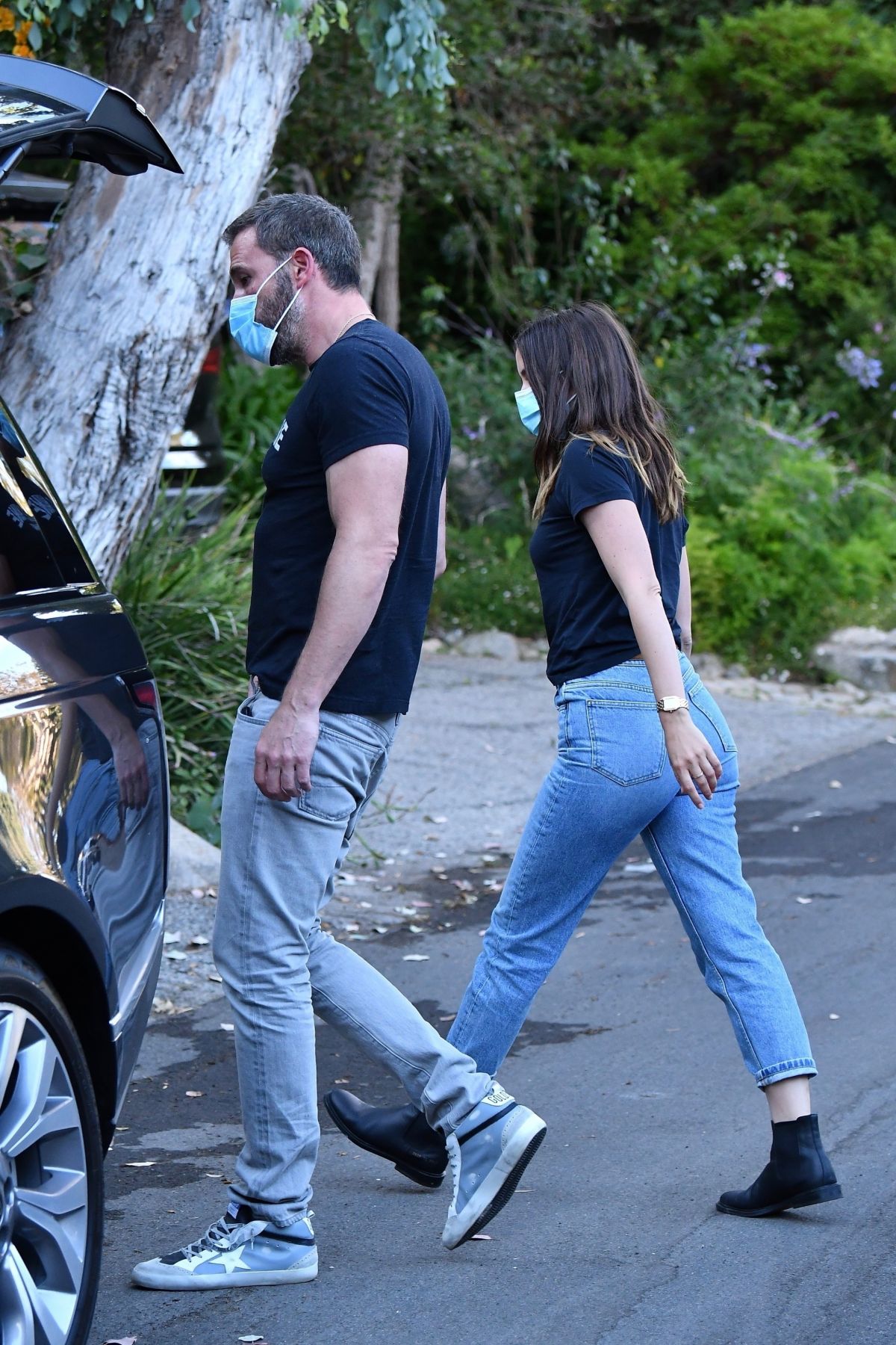 Ana De Armas Ben Affleck Out With Their Dog Brentwood