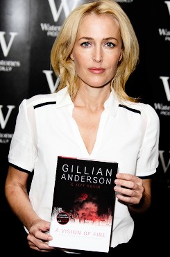 Andersondaily Gillian Anderson Meets Fans And