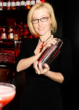 Andersondaily Gillian Anderson Serves Cocktails (4 photos)
