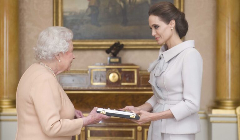 Angelina Jolie Meets Queen Elizabeth Ii Buckingham Palace (11 photos)