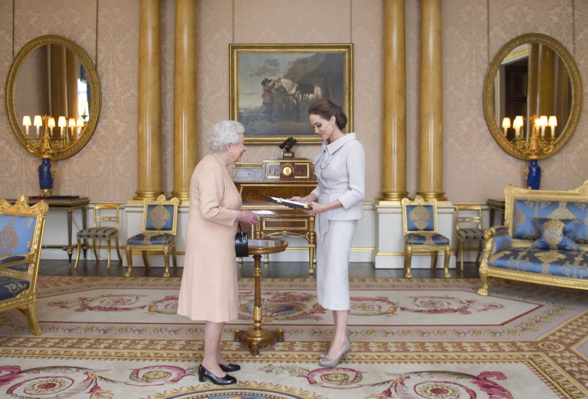 Angelina Jolie Meets Queen Elizabeth Ii Buckingham Palace
