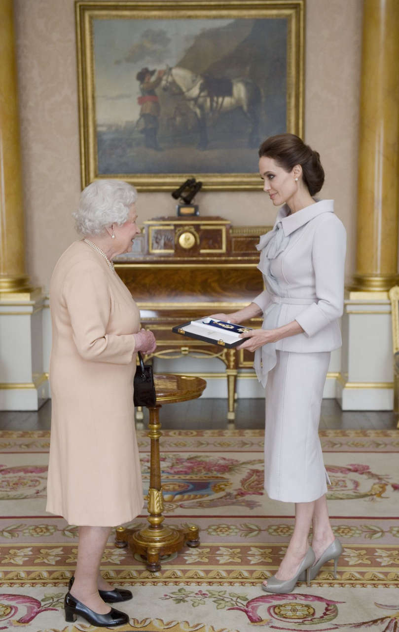 Angelina Jolie Meets Queen Elizabeth Ii Buckingham Palace