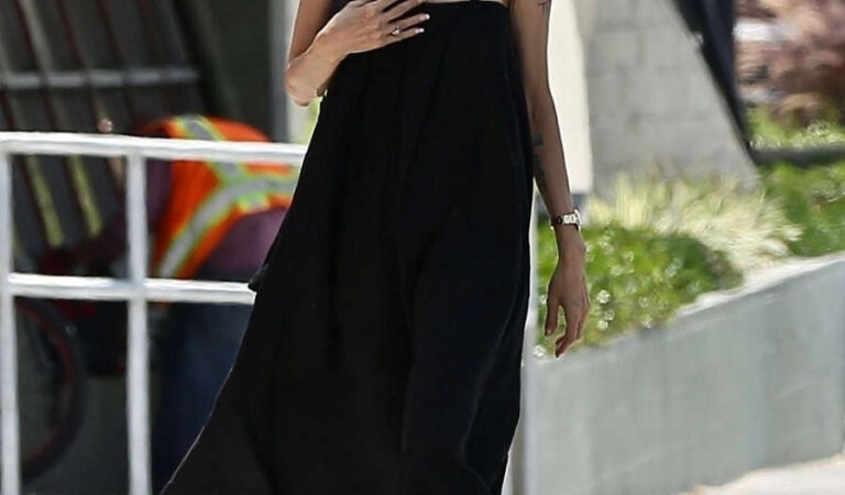 Angelina Jolie Out About Los Feliz (13 photos)