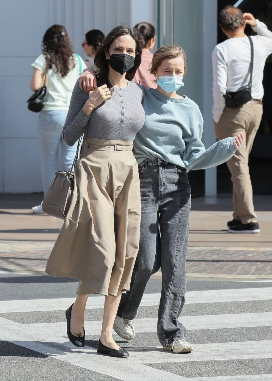 Angelina Jolie Out With Her Daughter Shiloh Grove Los Angeles