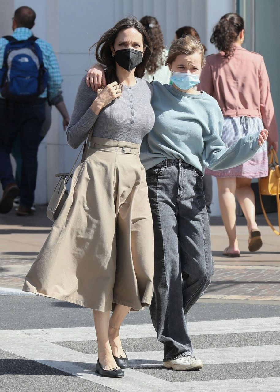 Angelina Jolie Out With Her Daughter Shiloh Grove Los Angeles