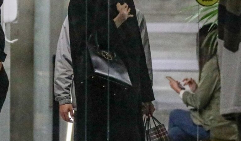 Angelina Jolie Shopping Fred Segal West Hollywood (7 photos)