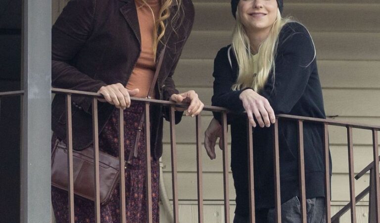 Anna Faris And Toni Collette On Set Of Estate New Orleans (10 photos)