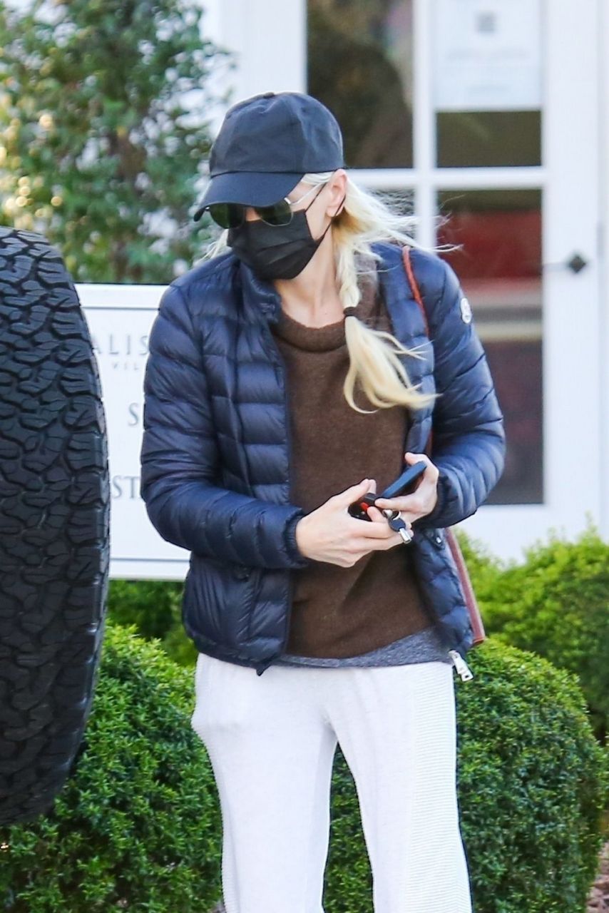 Anna Faris Out For Breakfast Alfred Coffee Palisades