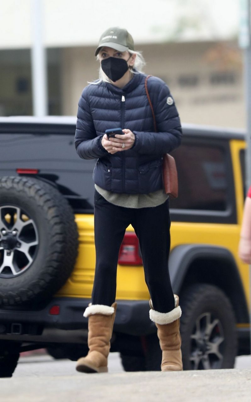 Anna Faris Out For Coffee Starbucks Los Angeles