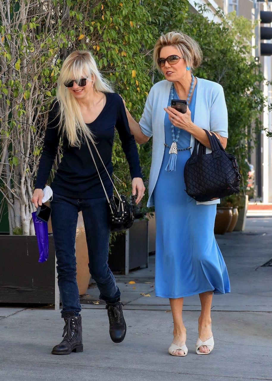 Anna Faris Out For Lunch With Friend E Baldi Beverly Hills