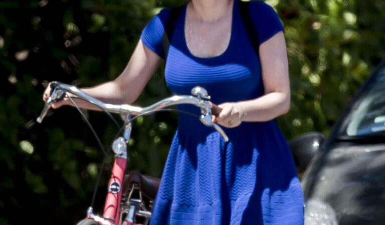 Anna Paquin Riding Bike Out Los Angeles (16 photos)