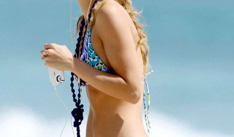 Annalynne Mccord Bikini Beach Los Angels (8 photos)
