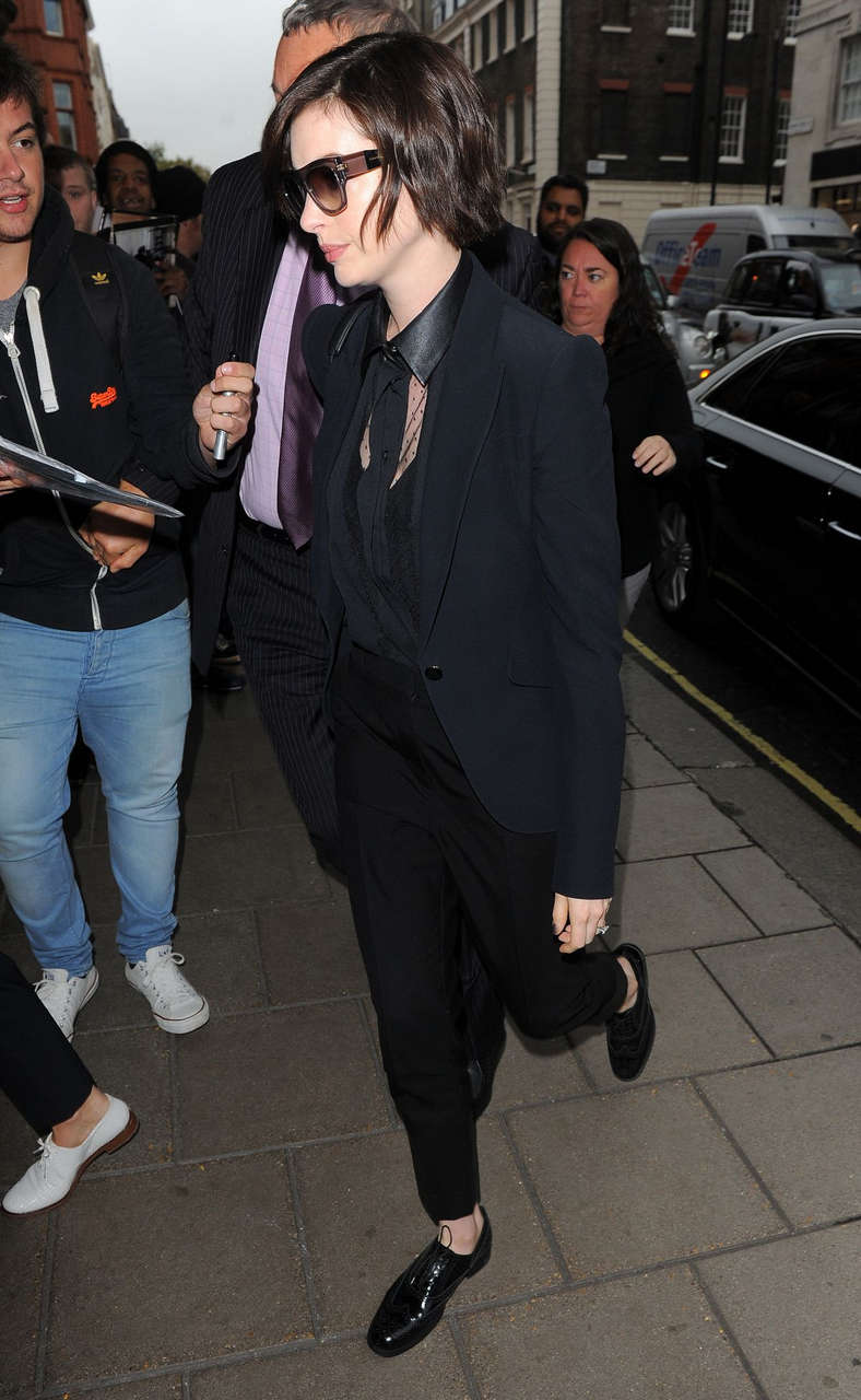 Anne Harhaway Arrives Her Hotel London