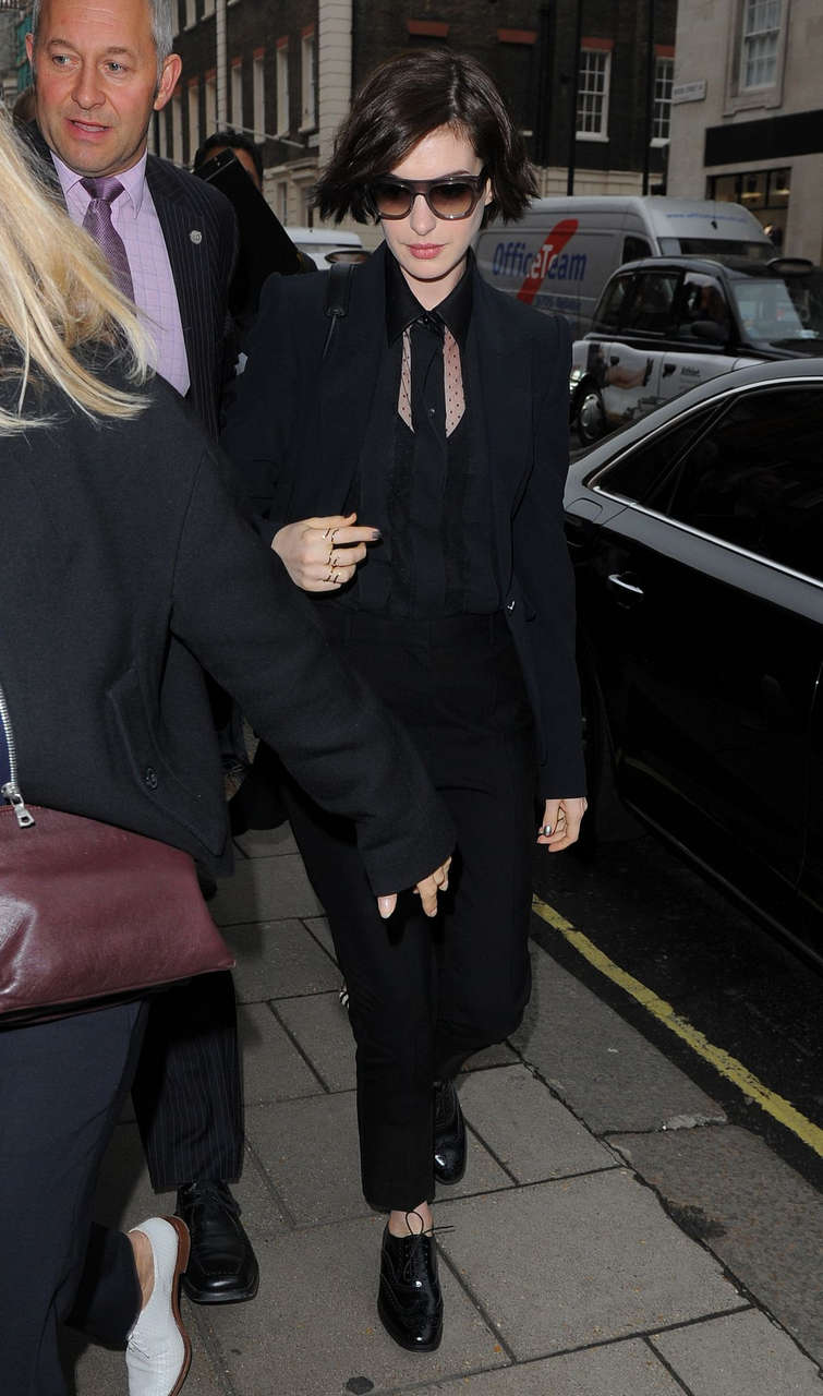 Anne Harhaway Arrives Her Hotel London