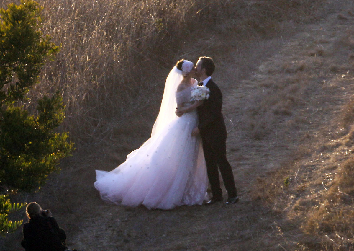 Anne Hathaway Adam Shulman Get Married Private Residence Big Sur California